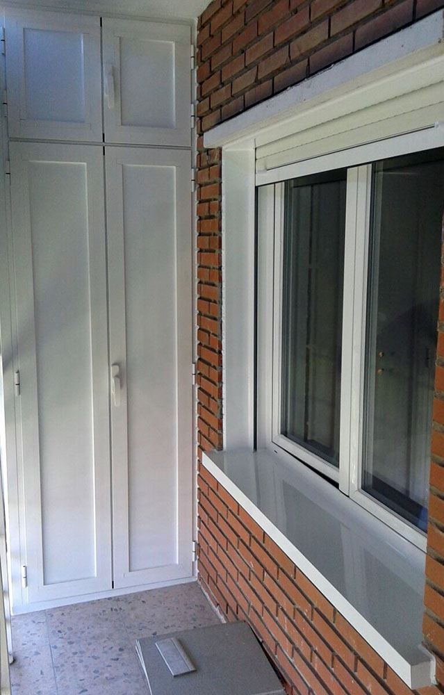 armario en terraza vertical con ventana de aluminio blanco